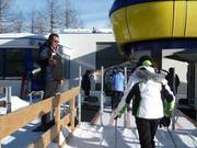 Vriendelijk wordt men bij de ingang verwelkomd