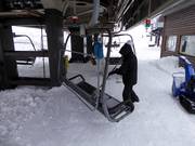 Bij sneeuwval worden de stoelen schoongeveegd.