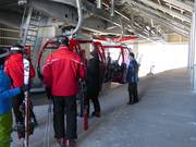 Het personeel is aanwezig bij de instap.