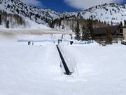 Skischoolterrein met transportband