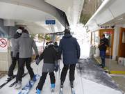 Bij de stoeltjeslift is personeel aanwezig.