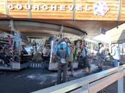 Bij de gondelbaan wordt hulp geboden bij het instappen.