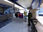 Hulp bij het instappen bij de stoeltjeslift