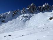 Diepe sneeuwhellingen bij de sleeplift Dadens