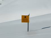 Waarschuwingsborden aan de rand van de pistes