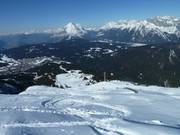 Diepsneeuw naast de piste