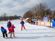 Het skischoolgebied beschikt over een eigen transportband.