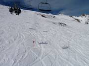 Sporen in de sneeuw op de gletsjer