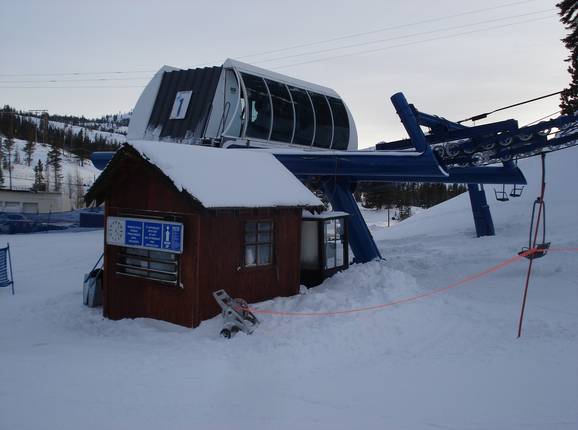 Dalstation van de driepersoons stoeltjeslift