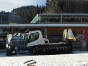 De pistebully's wachten bij het dalstation op hun inzet