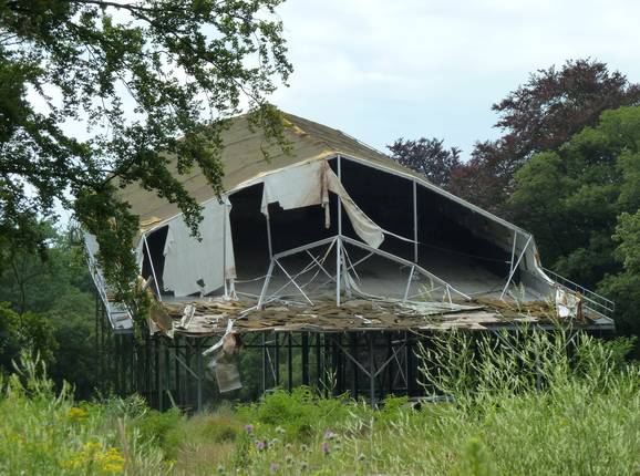 De voormalige skihal is gedeeltelijk afgebroken.