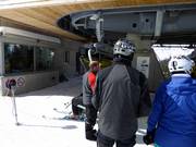 Het personeel staat bij het instappen behulpzaam ter zijde.