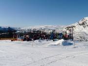 De sneeuwkanonnen wachten op hun volgende inzet.