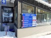 Informatieborden met de openingstijden van de liften