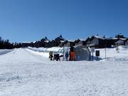 Overdekte transportband naast de SkiStar Lodge Trysil