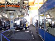 Attent personeel bij het instappen