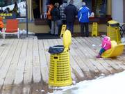 Afvalbak bij het restaurant