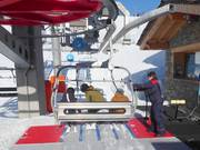 Hulp bij het instappen bij de stoeltjeslift