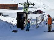 Bij de sleepliften wordt de beugel altijd aangereikt.