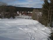 Golfbaan met golven en diepe sneeuw voor kinderen