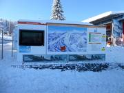 Informatiebord bij de centrale kassa met bedrijfsinformatie