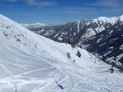 Diepe sneeuwhellingen van de Riesneralm