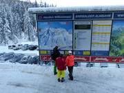 Groot informatiebord bij het dalstation