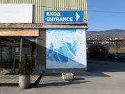 Verouderd informatiebord bij het dalstation