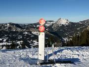 Piste-markering in het skigebied