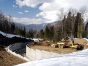 De bouwwerkzaamheden slaan diepe wonden in de berghellingen.