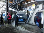 Het personeel is aanwezig bij het instappen.