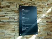 Bebording bij de ingang van de skihal