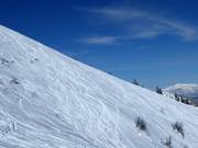 Diepe sneeuwhellingen van de Riesneralm