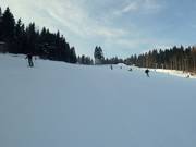 Midden op de brede piste