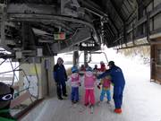 Hulp bij het instappen bij de stoeltjeslift