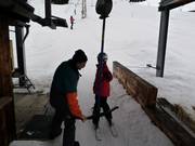 Het personeel helpt bij het instappen.