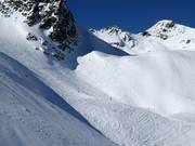 Diepe sneeuwhellingen na de skitunnel