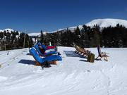 De dag afsluiten in een ligstoel