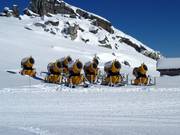 De sneeuwkanonnen wachten op hun volgende inzet.