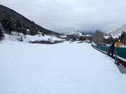 Oefenweide met transportband bij het dalstation