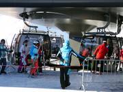 Het personeel is altijd aanwezig bij het instappen.