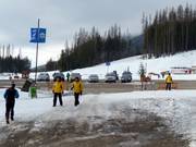 De gele hostesses staan altijd klaar om te helpen bij vragen.