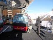 Het personeel is aanwezig bij de gondelbaan.