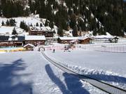 Transportband van de skischool bij het langlaufcentrum