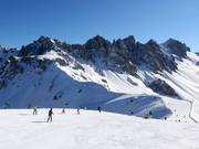 Start van de damesafdaling met panorama op de Hoadl