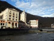 De replica van het station van Sotsji torent uit boven het Rosa Square, op de achtergrond het Radisson Hotel.