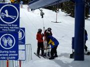 Bij de sleeplift wordt de beugel altijd aangereikt.