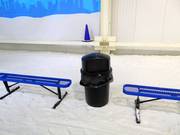 In de skihal vind je prullenbakken