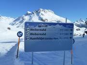 Bebording met openingstijden van de liften