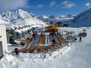 Gezellige afsluiting van de skidag op het zonneterras